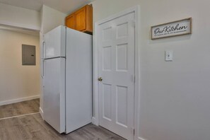 Interior - Quaint Salem Gem Close to Shopping, Hiking ,Boston (Salem)