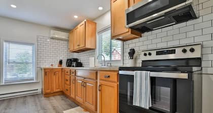 Quaint Salem Gem Close to Shopping, Hiking ,Boston