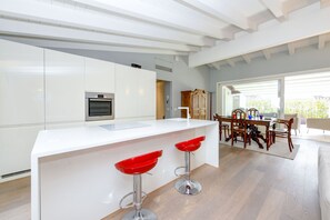 Fridge, oven, dishwasher, coffee/tea maker