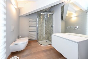 Bañera, secador de pelo, toallas