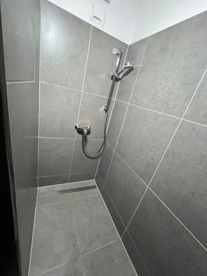 Kostenlose Toilettenartikel, Haartrockner, Handtücher, Seife