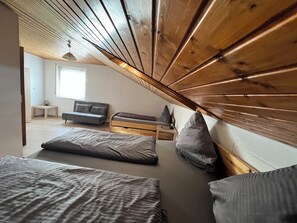 4 bedrooms, desk, travel cot, WiFi