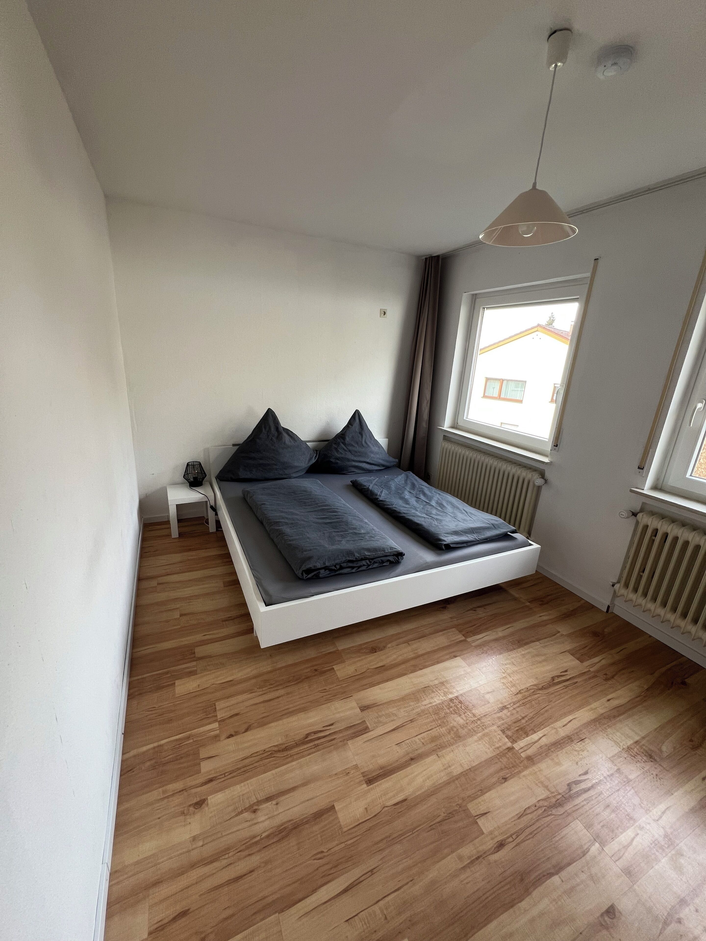 4 soverom, skrivebord, strykejern/-brett og reiseseng for barn