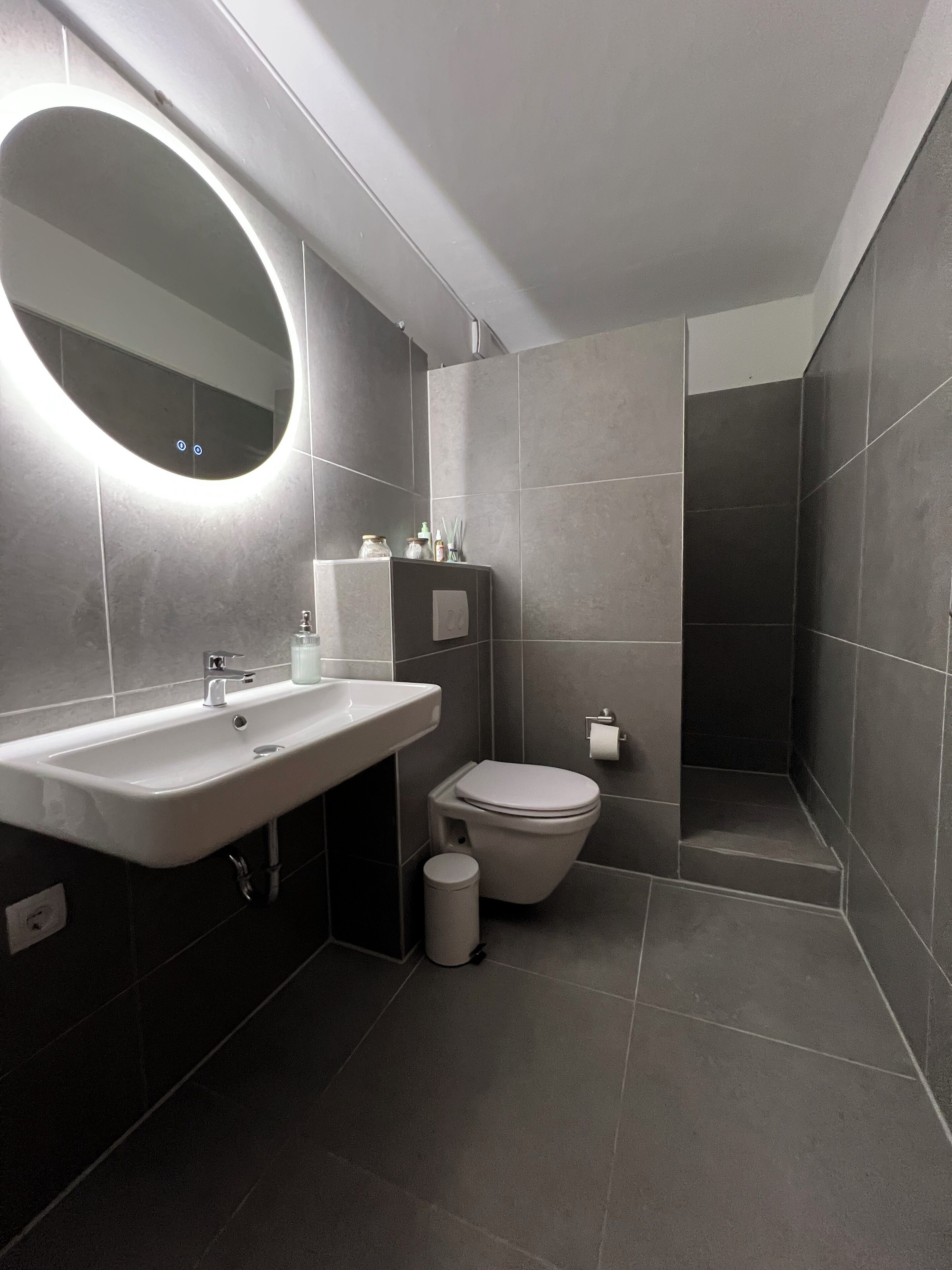 Articles de toilette gratuits, sèche-cheveux, serviettes fournies, savon