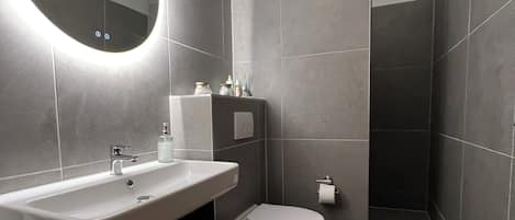 Amenidades de baño gratuitas, secadora de cabello, toallas, jabón