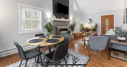 Cottage by the Lake, Hot Tub, Game Room, Private Pool.