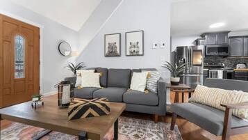 TV connectée, cheminée, jeux vidéo, baby-foot