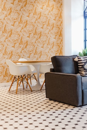 Appartement Deluxe | Aire de séjour | Téléviseur connecté de 55 po avec télévision numérique, téléviseur