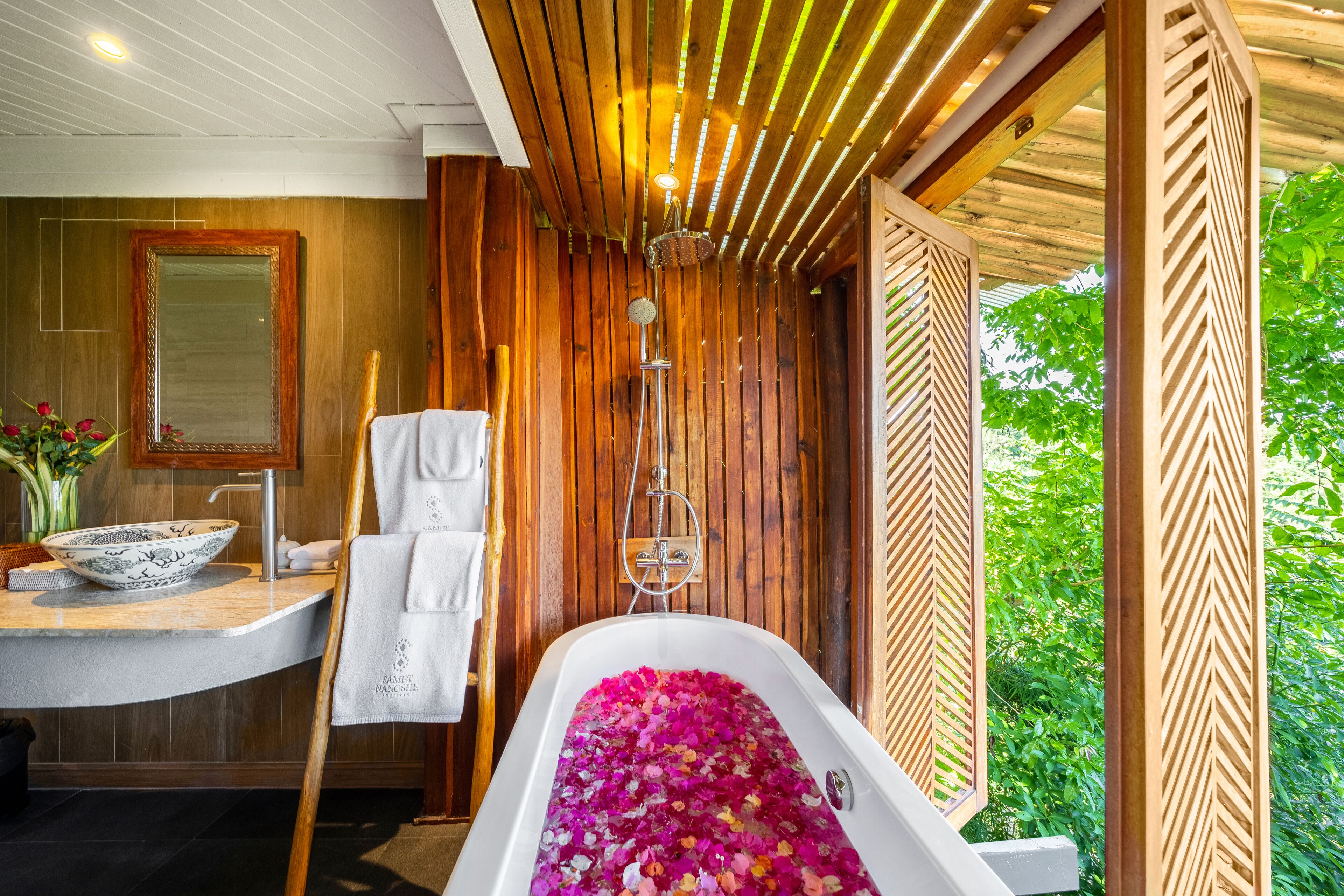 Panoramic Tree House, 1 King Bed, Bathtub, Sea View | Bathroom | Free toiletries, hair dryer, bathrobes, slippers