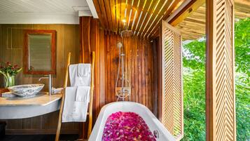 Panoramic Tree House, 1 King Bed, Bathtub, Sea View | Bathroom | Free toiletries, hair dryer, bathrobes, slippers