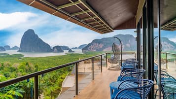 Deluxe Room, 1 King Bed, Non Smoking, Sea View | Balcony view