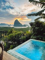 Una piscina con vistas a un paisaje montañoso e islas a lo lejos.