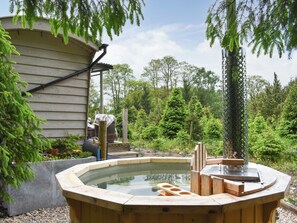Outdoor spa tub - Spruce Shepherd's Hut (Wilmslow)