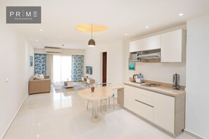 Departamento, 2 habitaciones, vista al jardín | Baño | Regadera, regadera tipo lluvia, toallas, papel de baño 