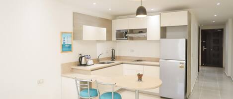 Departamento, 2 habitaciones, vista al jardín | Baño | Regadera, regadera tipo lluvia, toallas, papel de baño