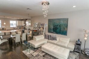 Smart-TV, peis, DVD-spiller og bøker