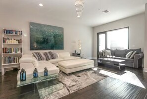 Smart TV, fireplace, DVD player, books - Ultra Modern Pool Home w/ Rooftop Private HOTTUB BBQ Grills Ray James Stadium (Tampa)