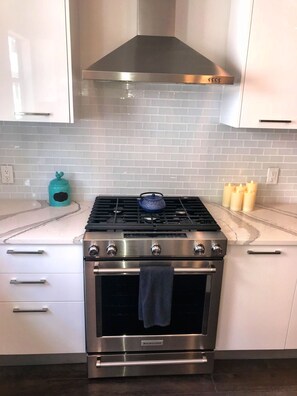 Kjøleskap, mikrobølgeovn, ovn og kokeplater