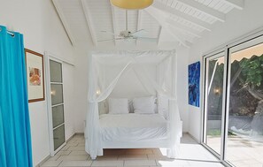 3 makuuhuonetta, työpöytä, silitysrauta/-lauta, vauvan matkasänky