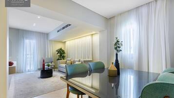 Leilighet – superior, 1 soverom | Safe på rommet, blendingsgardiner, lydisolert og strykejern/-brett