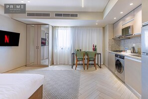 Standard Studio | 1 bedroom, in-room safe, blackout drapes, soundproofing