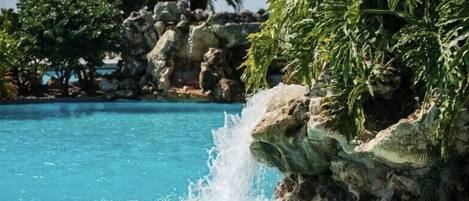 Una piscina al aire libre, una piscina climatizada