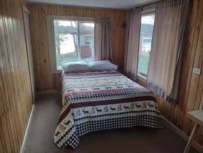 3 bedrooms, free WiFi, bed sheets - Twin Bay Resort Lakeside Cabin 1 (Tomahawk)