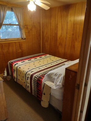 3 bedrooms, free WiFi, bed sheets - Twin Bay Resort Lakeside Cabin 1 (Tomahawk)