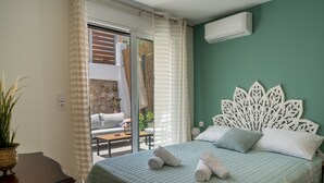 Een slaapkamer met een bed, een potplant en uitzicht op een terras.