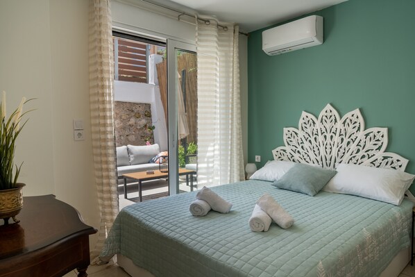 1 habitación, escritorio, tabla de planchar con plancha y cuna de viaje 