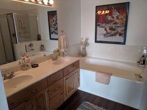 Secadora de cabello, toallas, jabón, papel de baño 