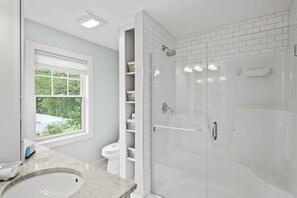 Baignoire, sèche-cheveux, serviettes fournies, savon