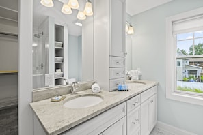 Badewanne, Haartrockner, Handtücher, Seife