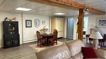 TV connectée, lecteur de DVD, livres, vidéothèque