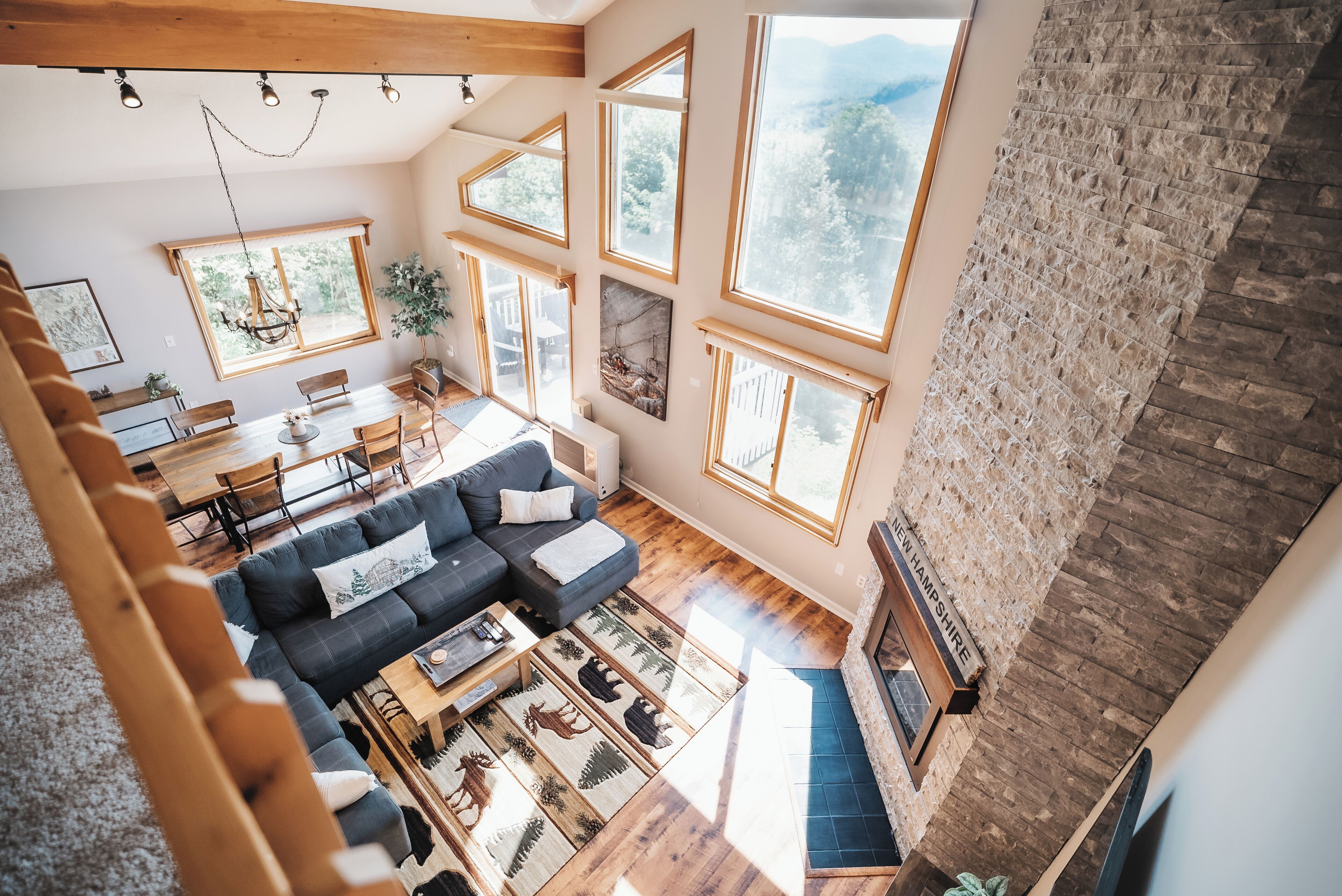 TV connectée, cheminée, baby-foot, livres