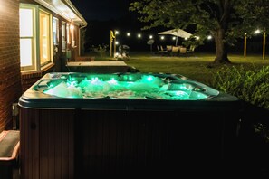 Outdoor spa tub - Pet Friendly, Views, Hot Tub, Firepit, Kayak, BBQ (Shenandoah)