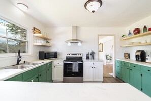 Fridge, microwave, oven, stovetop - Pet Friendly, Views, Hot Tub, Firepit, Kayak, BBQ (Shenandoah)