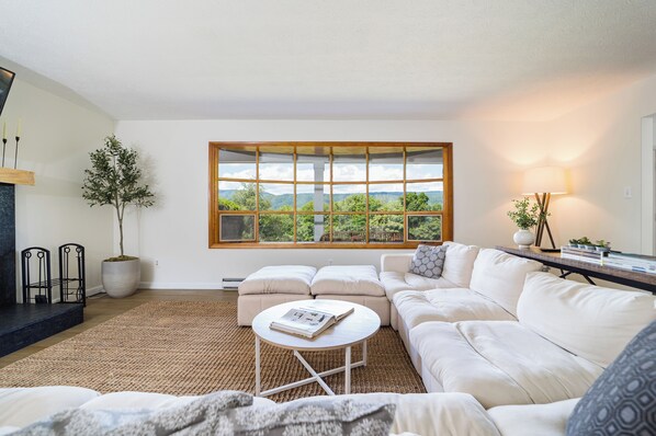 Smart TV, fireplace, video games - Pet Friendly, Views, Hot Tub, Firepit, Kayak, BBQ (Shenandoah)