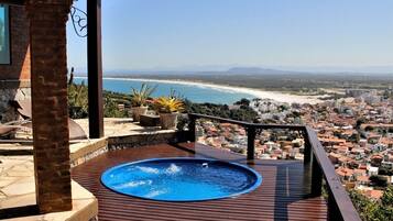 Villa | Outdoor spa tub