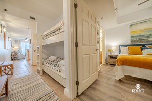 1 camera, materassi in memory foam, una scrivania, ferro/asse da stiro