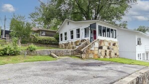 Exterior - Historic Water's Edge Cottage 6 (Rockaway Beach)