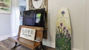 Interior - Historic Water's Edge Cottage 6 (Rockaway Beach)