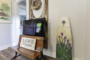 Interior - Historic Water's Edge Cottage 6 (Rockaway Beach)