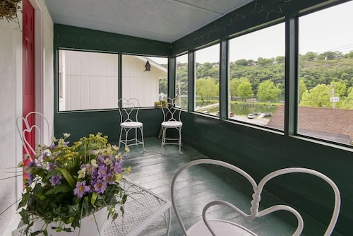 Historic Water's Edge Cottage 6