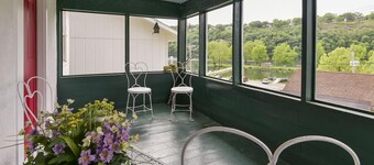 Historic Water's Edge Cottage 6