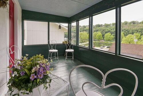 Historic Water's Edge Cottage 6