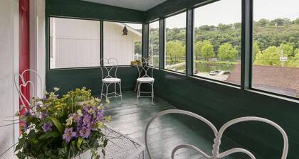 Historic Water's Edge Cottage 6