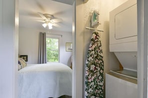 Combined shower/bathtub, hair dryer, towels, shampoo
