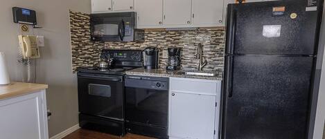 冰箱、微波炉、烤箱、炉灶