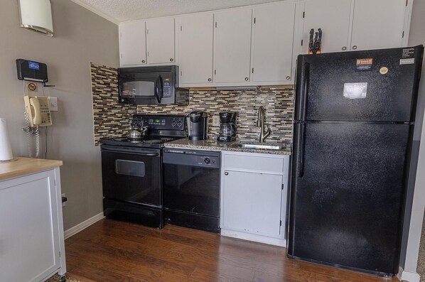 雪櫃、微波爐、焗爐、爐具